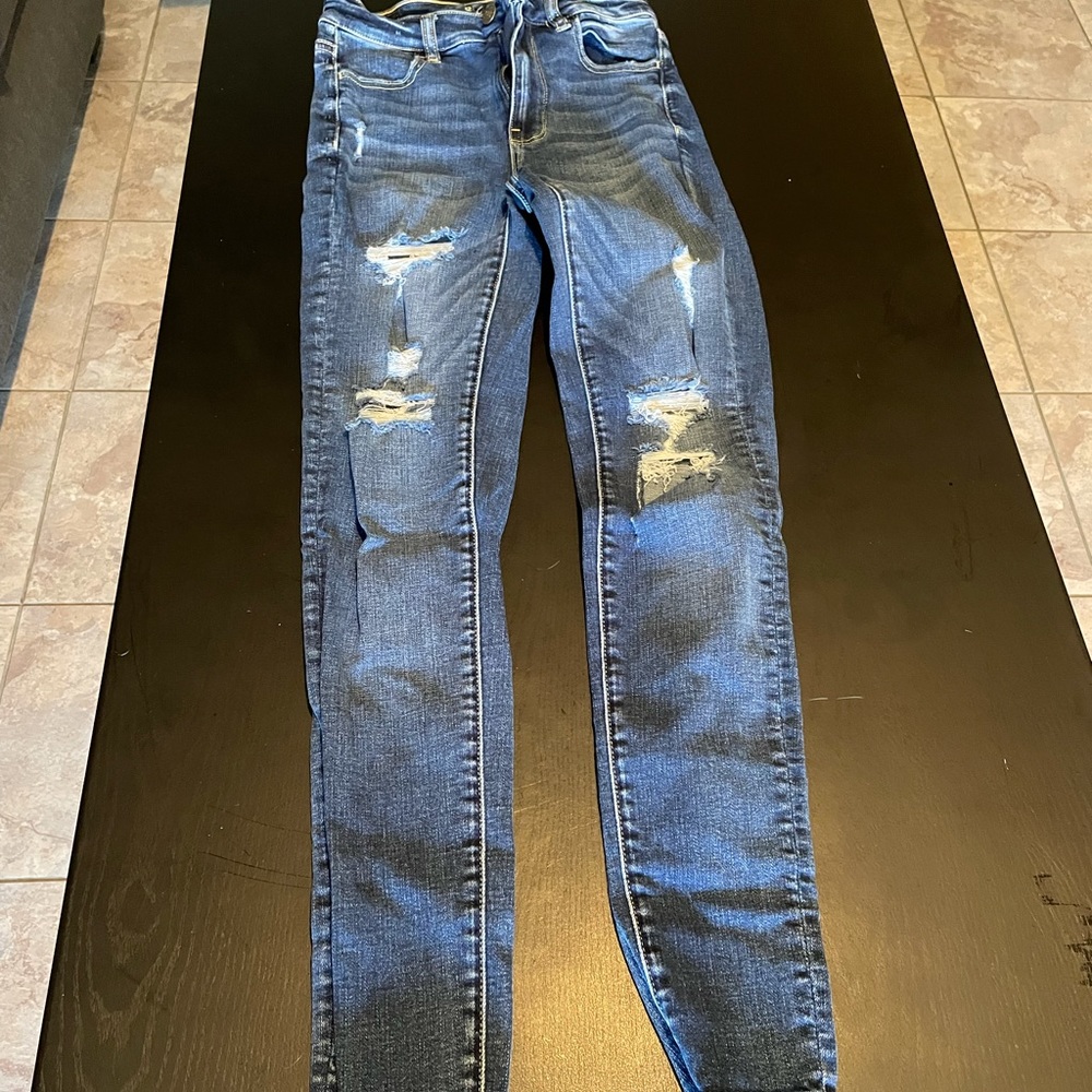 never worn american eagle meduim wash ripped jeans. size 0